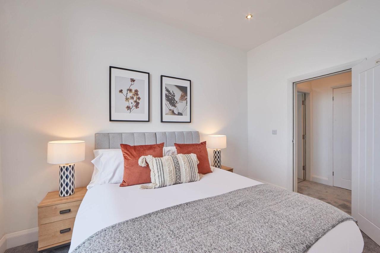 Host & - & Surf Apartment