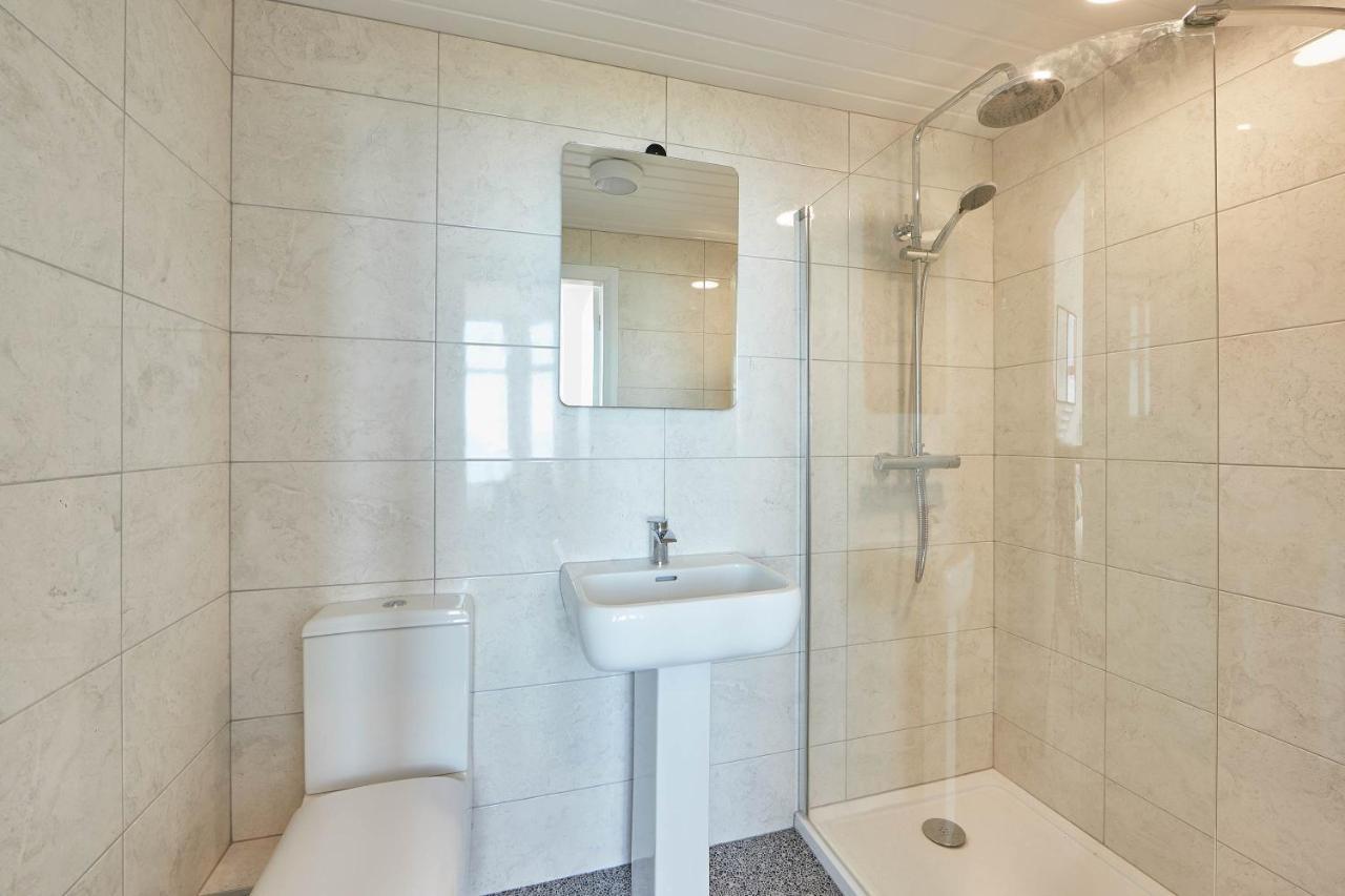 Host & - & Surf Apartment *